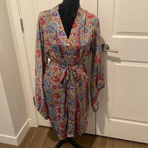 Fashionable Kimono can be worn over tights, jeans or as a dress.